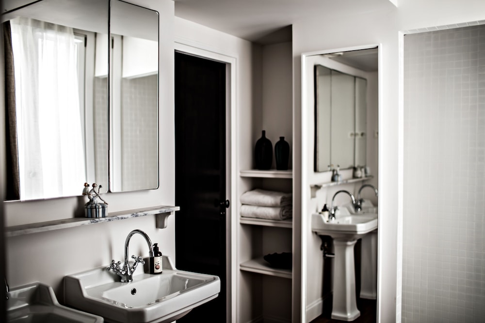 Room, 1 King Bed (Pigalle 21) thumbnail 5