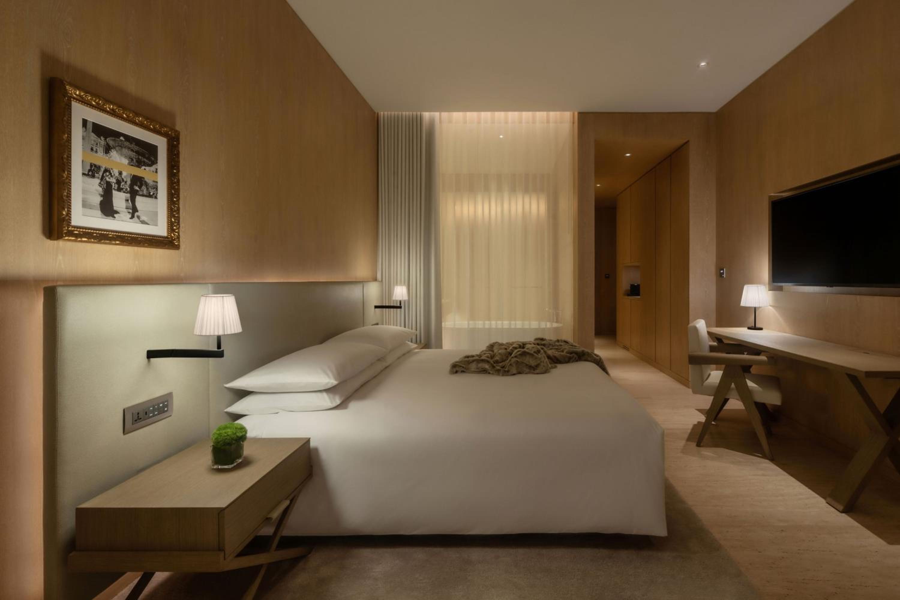 Deluxe King Room with Balcony and Burj Khalifa View - Photo 6
