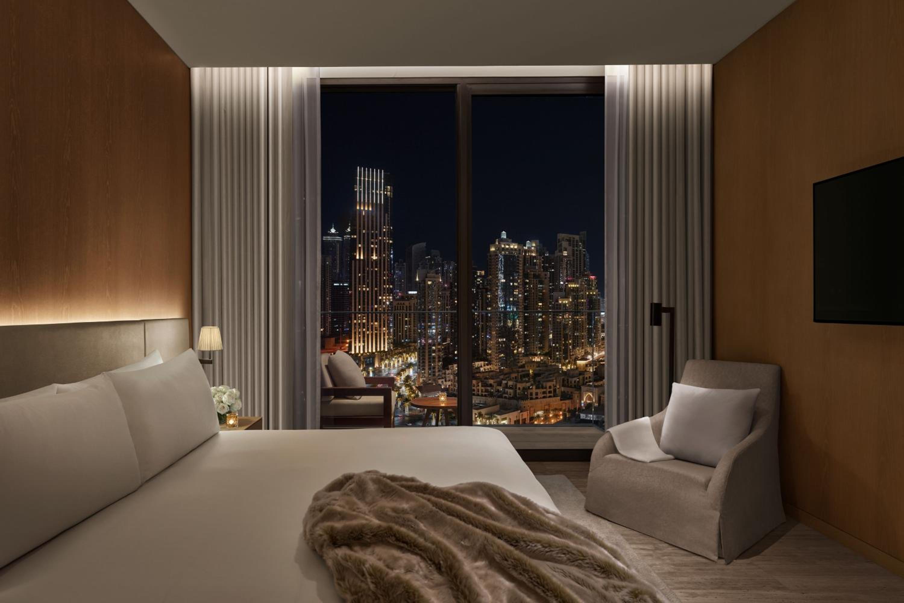 One-Bedroom Deluxe King Suite With Balcony And Burj Khalifa View thumbnail 6