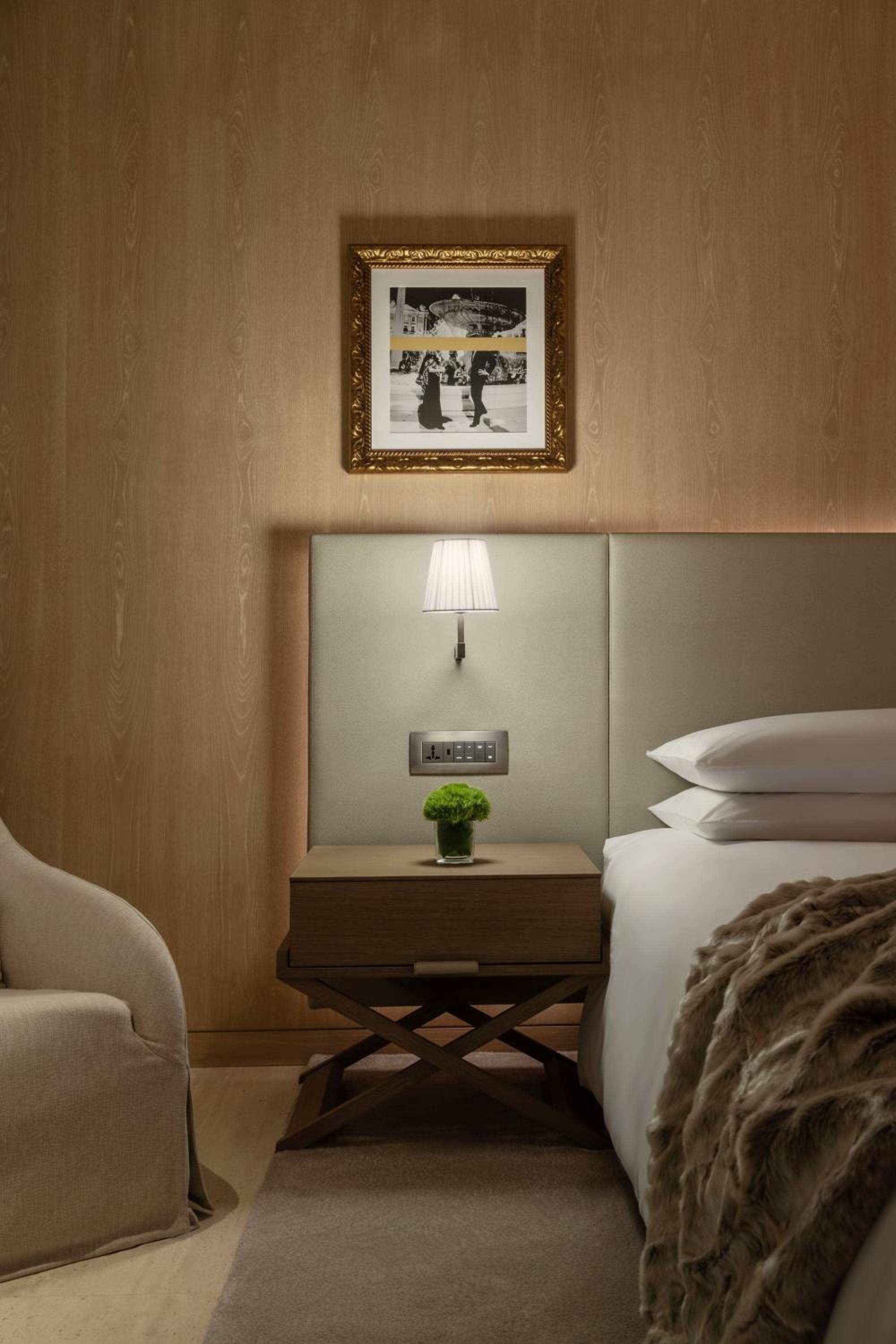 Deluxe King Room with Balcony and Burj Khalifa View - Photo 9