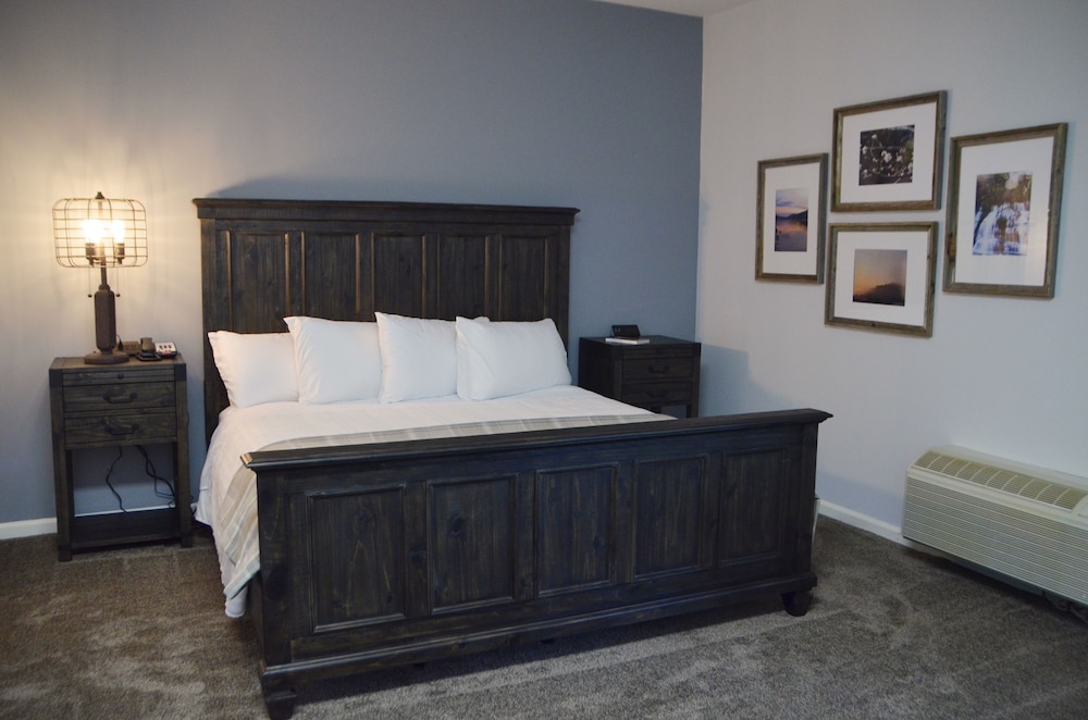 Lodge Suites, 1 King Bed, Lake View