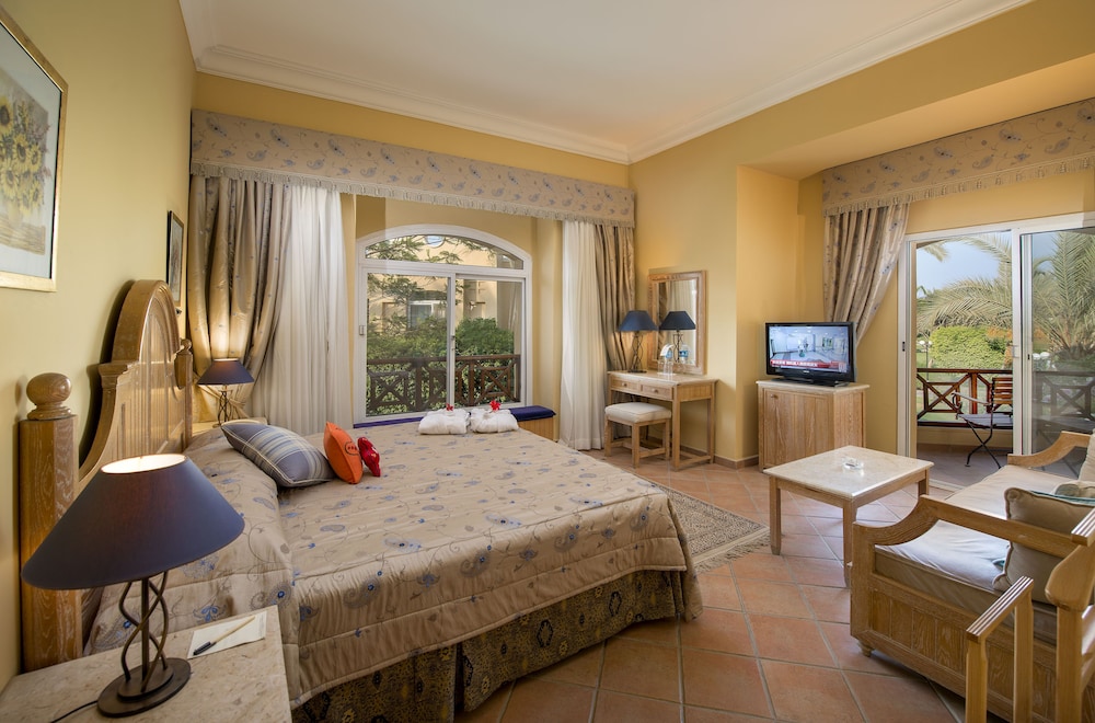 Deluxe Room, Pool View - Photo 5