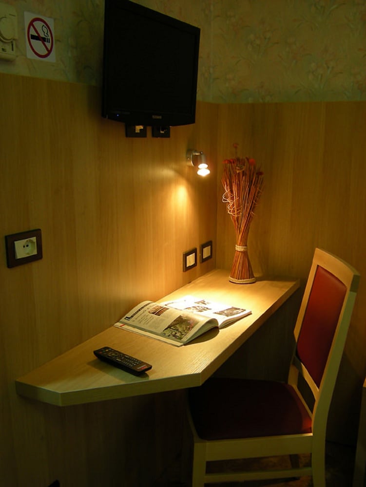Double or Twin Room - Photo 5