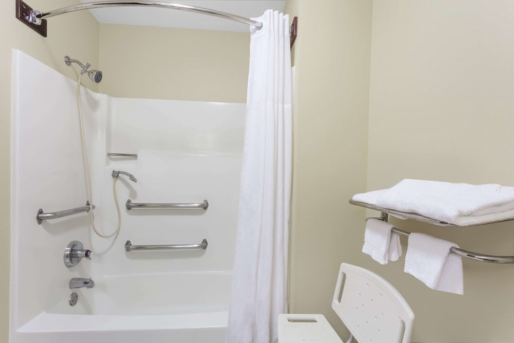 Standard Room, 1 Queen Bed, Accessible - Photo 2