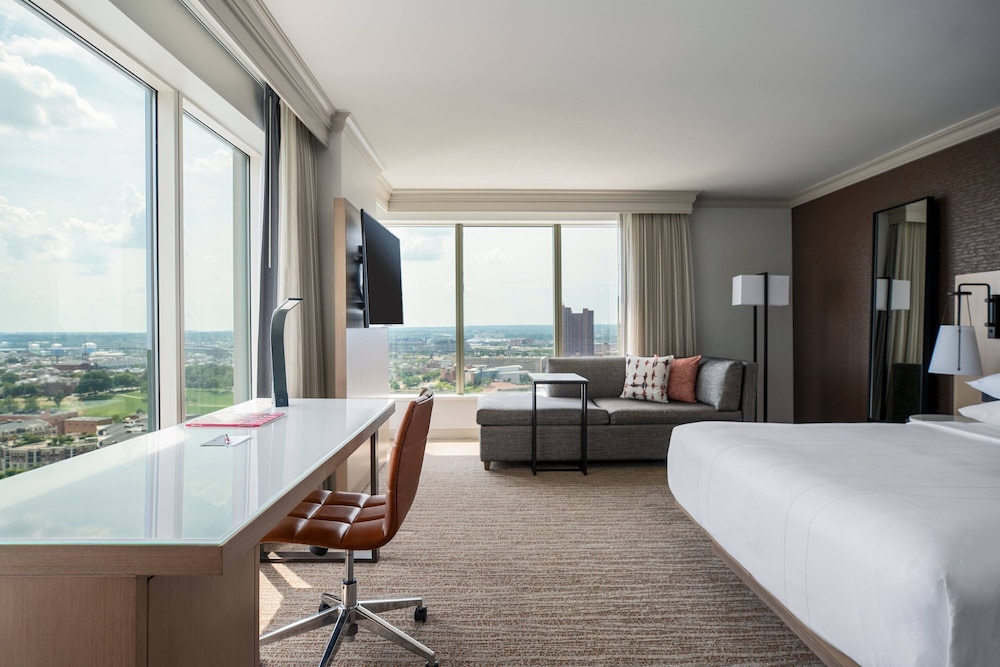 Room, 1 King Bed, Harbor View, Corner - Photo 5