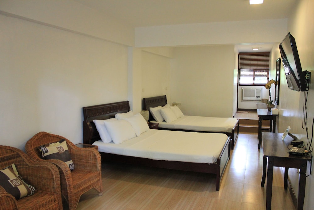 Family Room, Multiple Beds photo 3