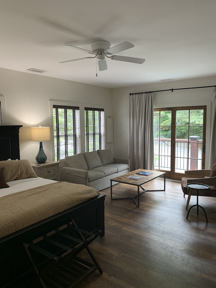Deluxe Suite W/ Balcony