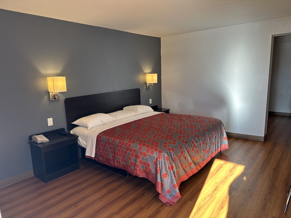 Business Room, 1 Queen Bed, Non Smoking, Refrigerator & Microwave photo 1