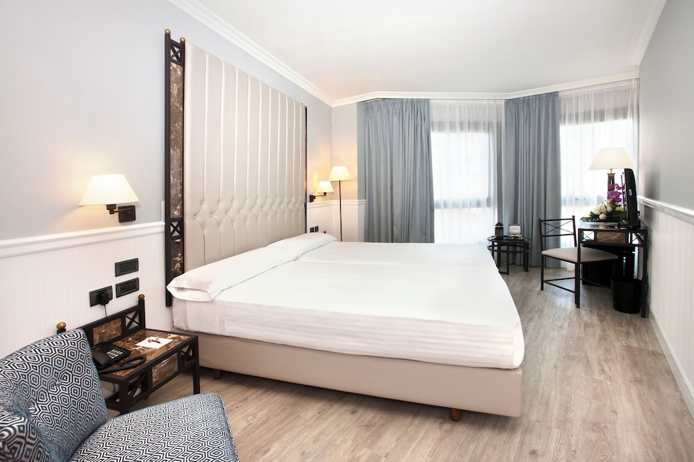 Business Double Room, Multiple Beds, Private Bathroom, City View - Photo 2