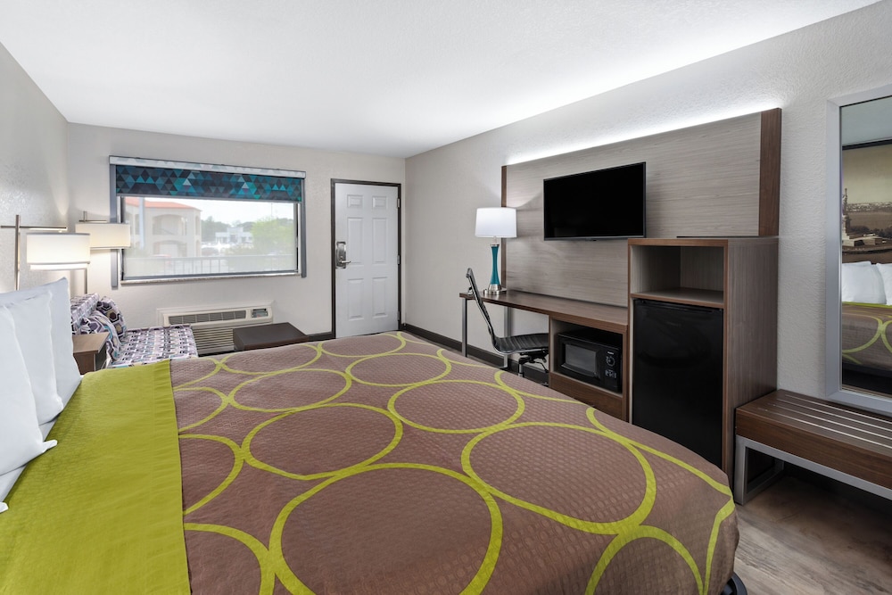 Room, 1 King Bed, Non Smoking - Photo 4