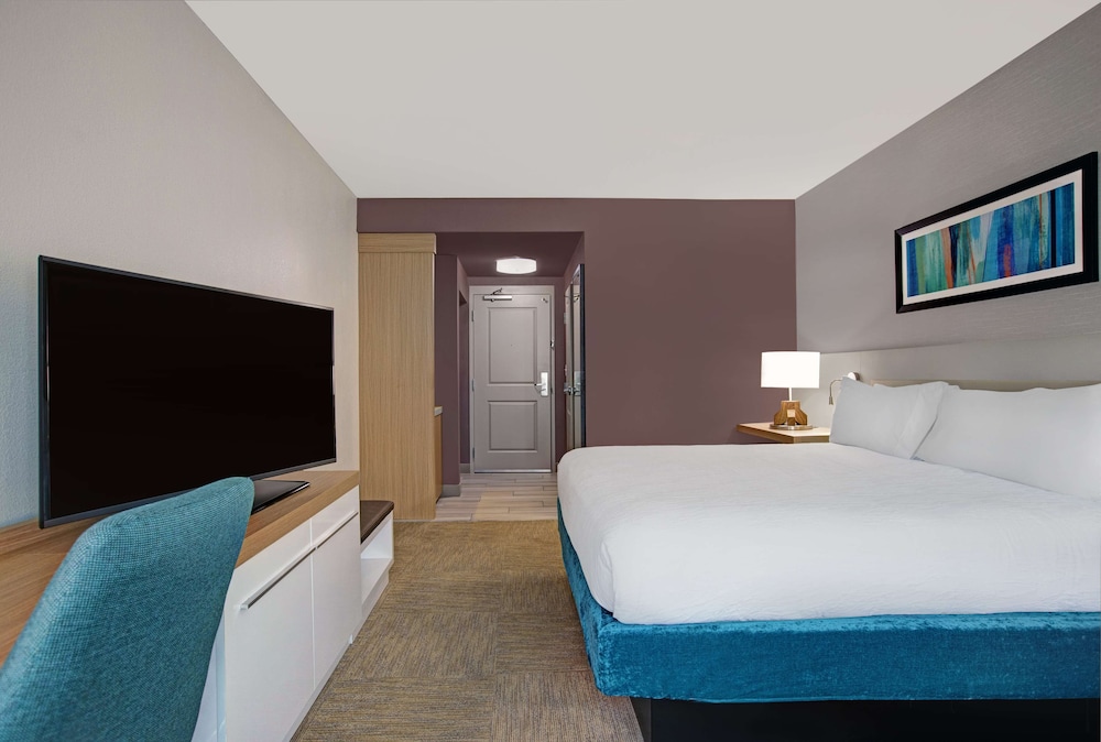 Room, 1 King Bed (Drinks & Snacks) photo 1
