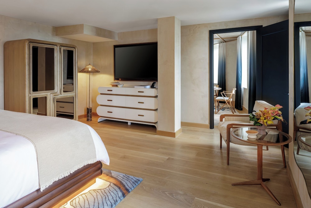 Superior Suite, 1 King Bed (La Familia Residence) photo 3