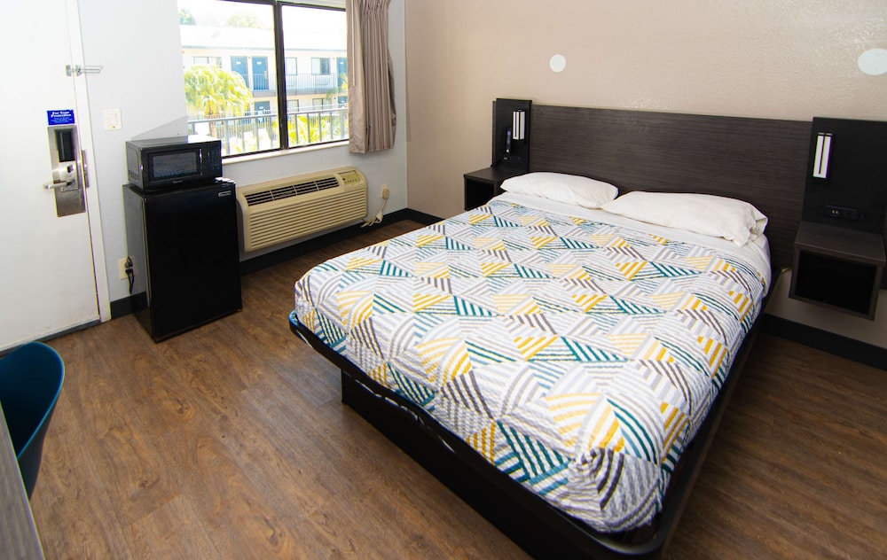 Standard Room, 1 Queen Bed, Accessible, Non Smoking