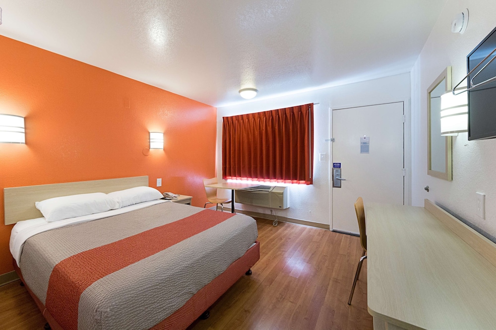 Deluxe Room, 1 Queen Bed, Non Smoking, Refrigerator & Microwave photo 2