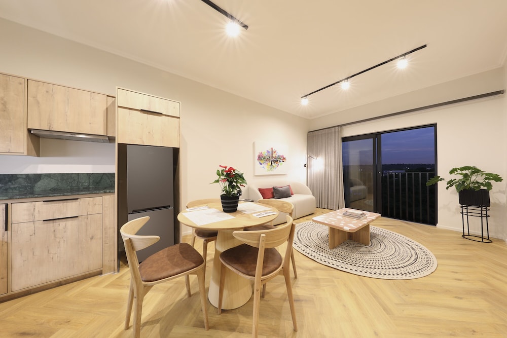 Suite, 2 Bedrooms - Photo 15
