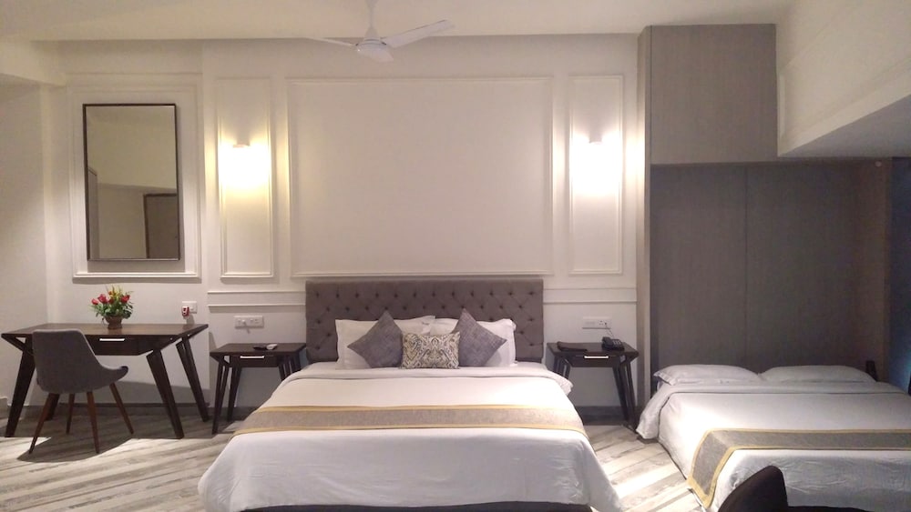 Premier Family Room - Photo 2