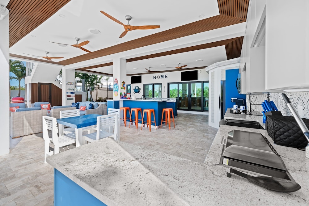 Luxury Seaside Escape ~ Heated Pool w Jacuzzi ~ Elevator ~ Dock ~ Scenic Views, Billede 35