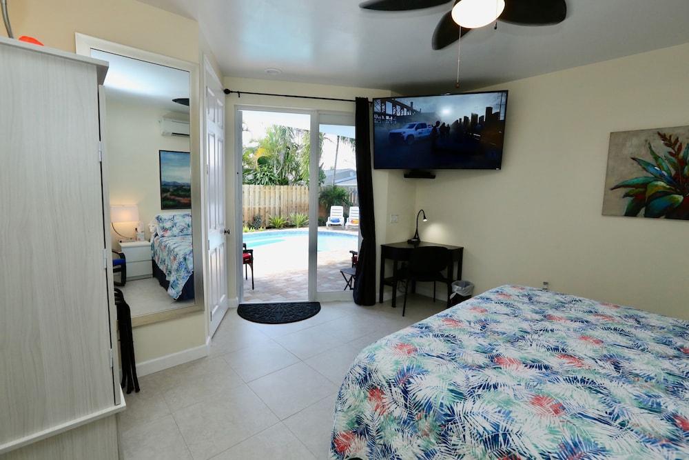 Premium Room, 1 King Bed, Non Smoking, Pool View (Poolside King Room 2)