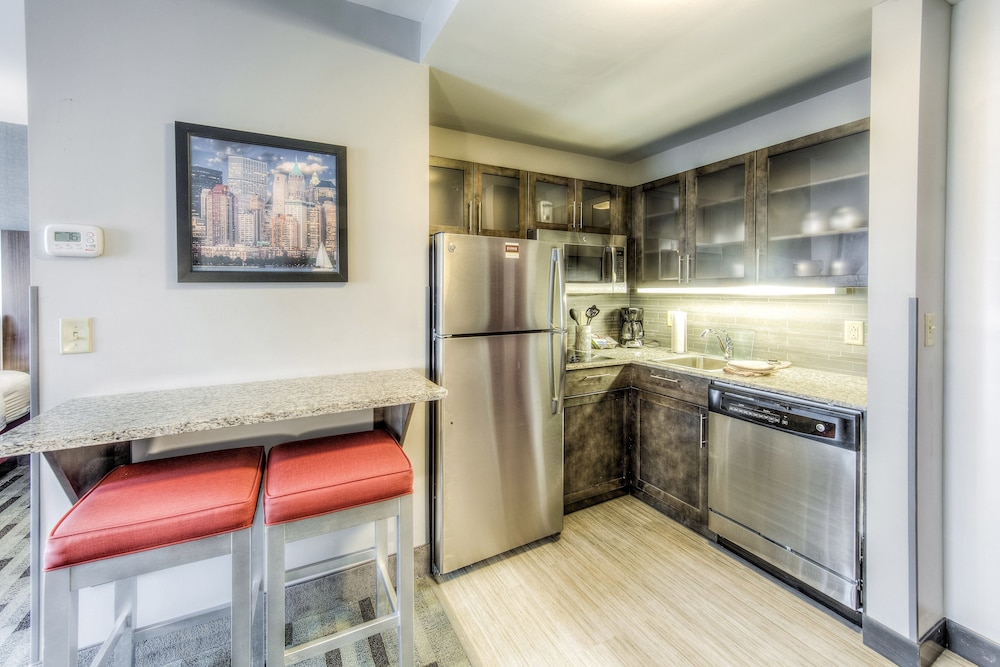 Studio Suite, 2 Queen Beds, Kitchen photo 3