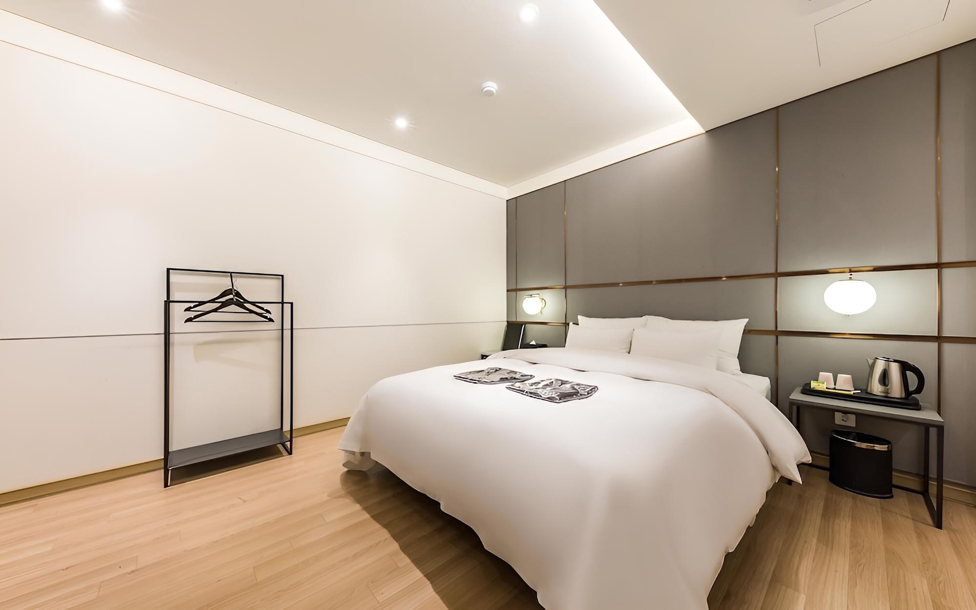 Room (Suite) - Photo 12