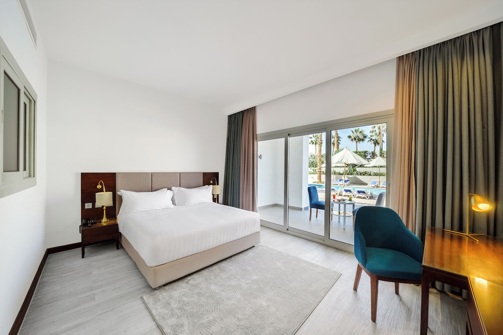 Standard Suite, 1 Queen Bed with Sofa bed, Non Smoking, Pool View - Photo 5