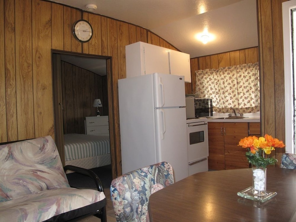 Cabin: 2 Bedrooms, Kitchen, Bathroom, Lakeside, Covered Patio photo 1