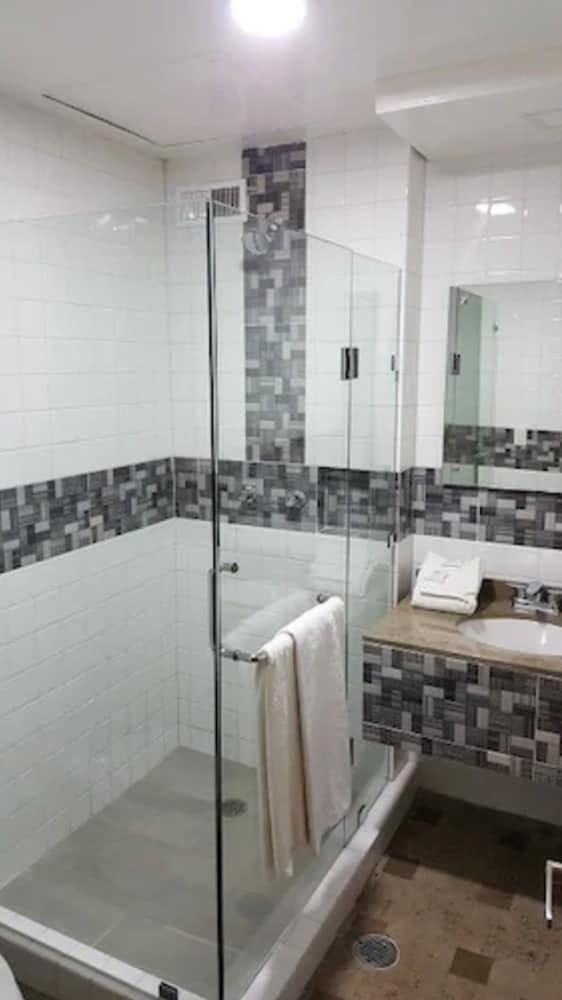 Superior Double Room, 2 Double Beds, Ensuite - Photo 5