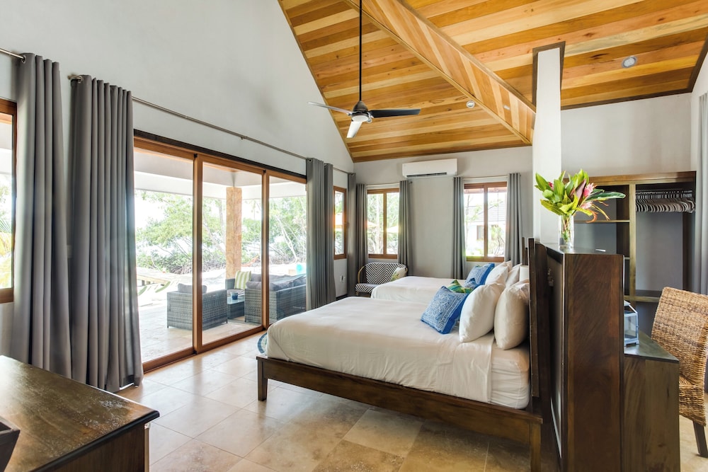 Deluxe Bungalow, 1 King Bed, Beach View photo 3