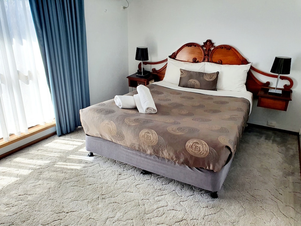 Queen Spa + Lounge Room photo 2