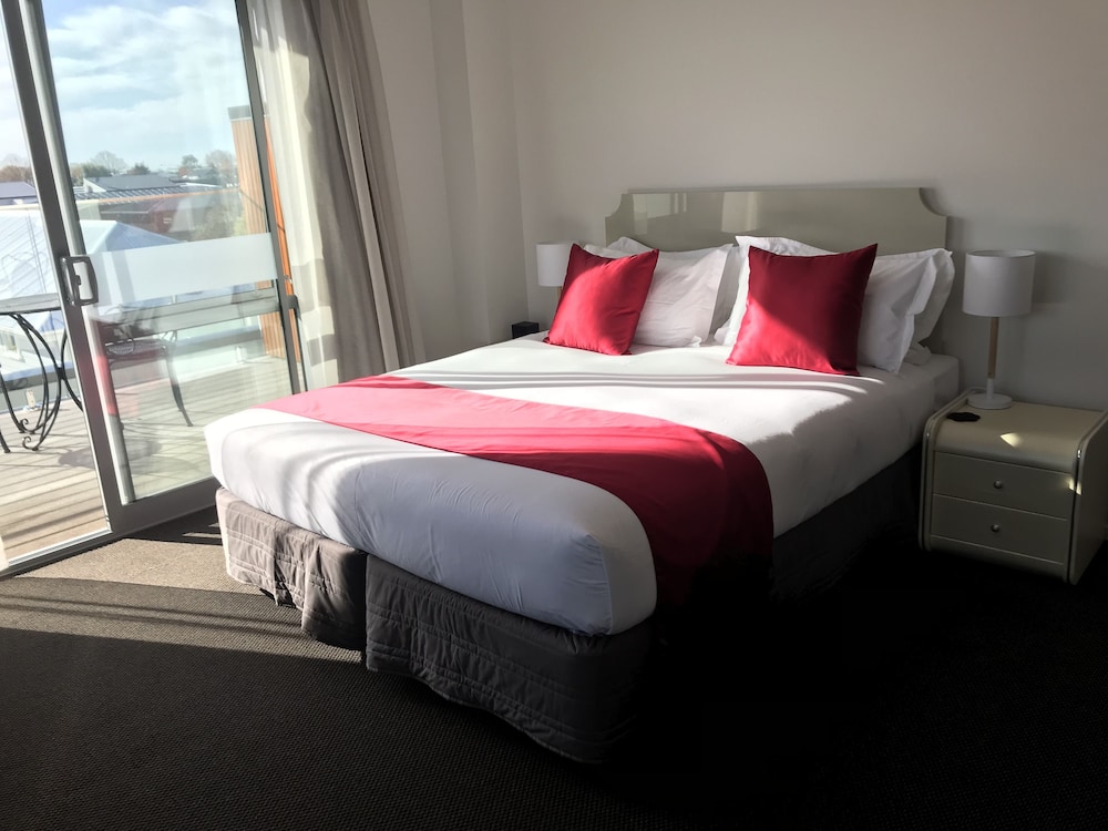 Luxury Studio, City View (King Bed)