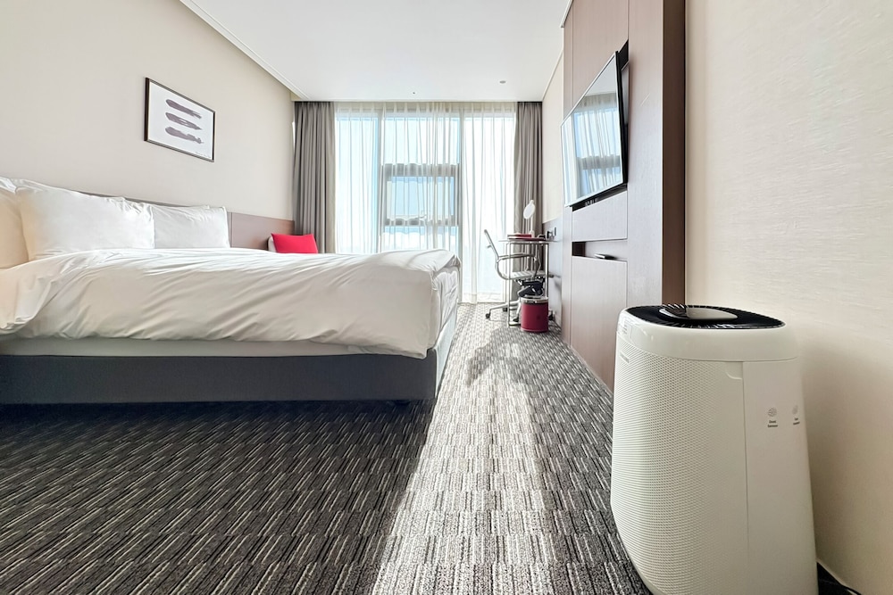 Club Room, 1 Queen Bed, Non Smoking - Photo 4