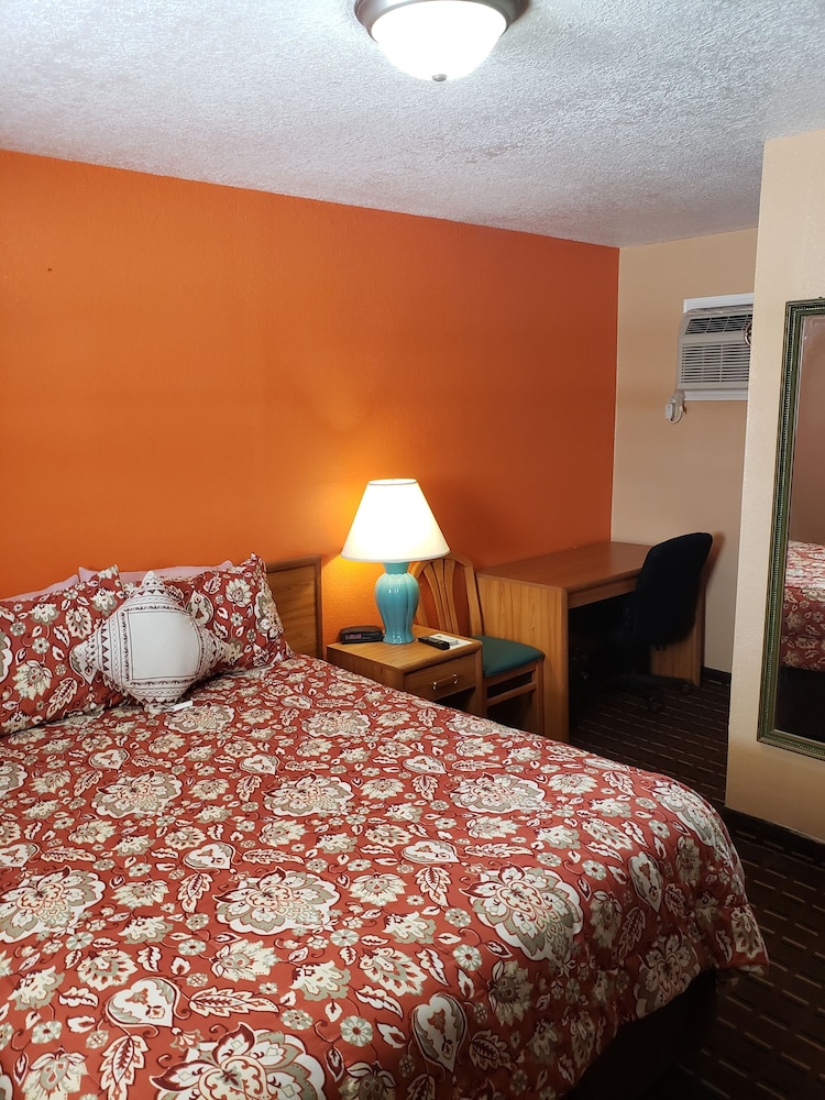 Deluxe Room, 1 Queen Bed, Non Smoking photo 1