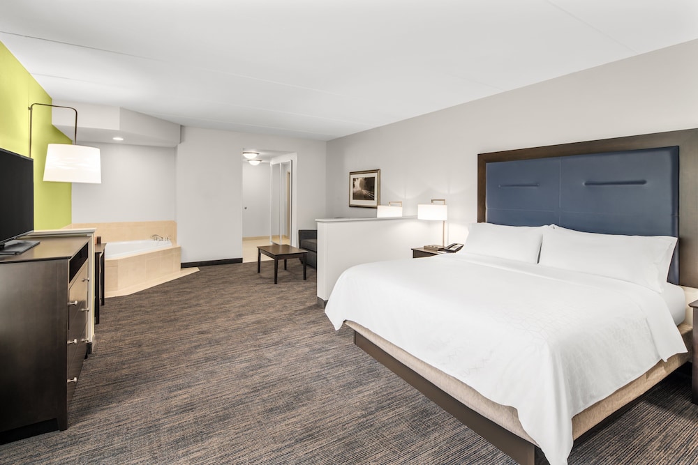 Suite, 1 King Bed with Sofa bed, Jetted Tub - Photo 2