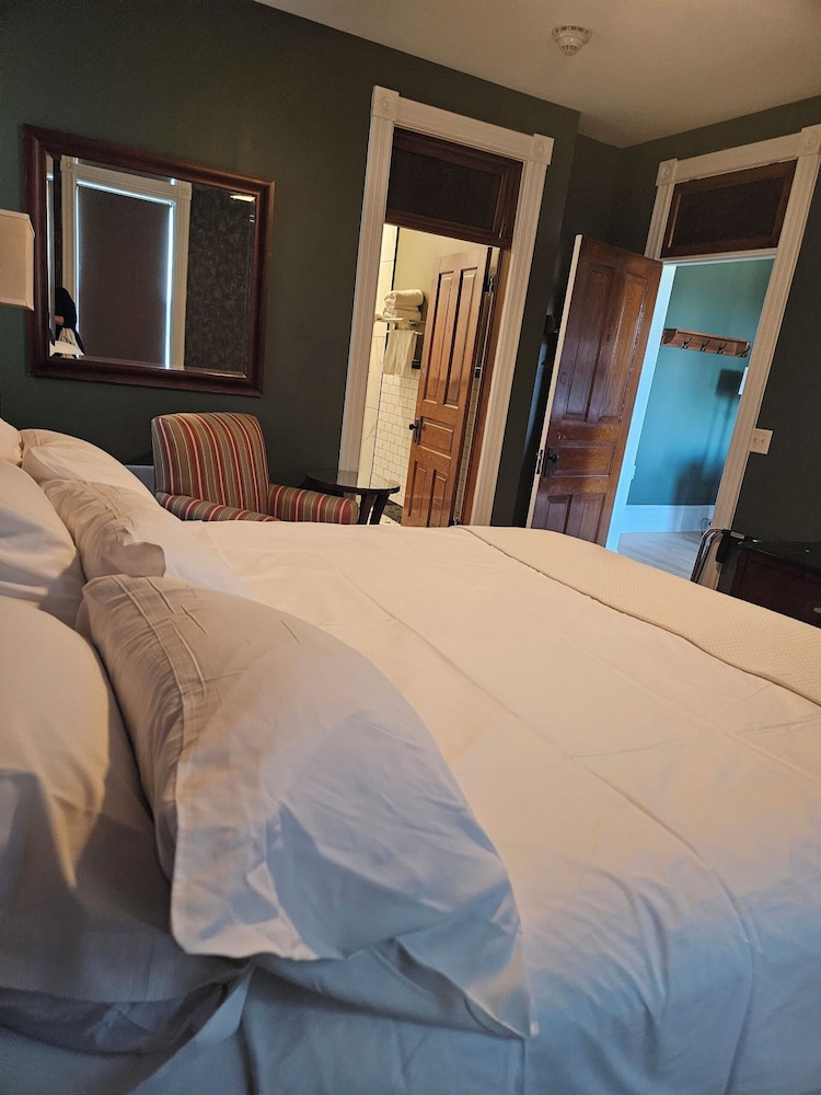 Comfort Suite, 1 King Bed with Sofa bed, Non Smoking, City View, No Pets