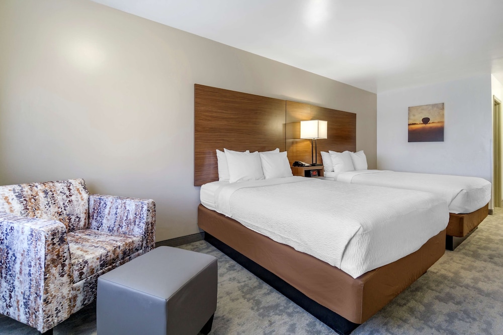 Standard Room, 2 Queen Beds, Patio, Poolside photo 2