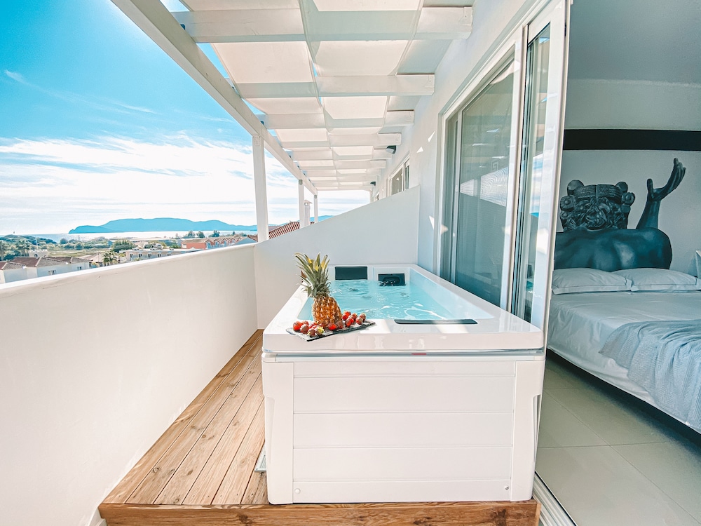 Superior Suite, Hot Tub - Photo 8