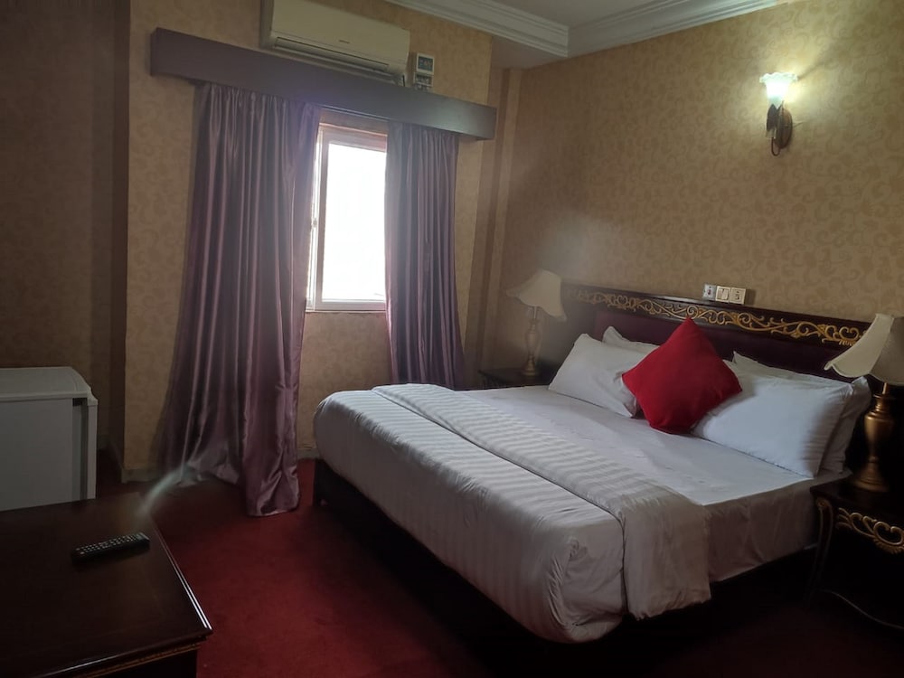 Executive Suite - Photo 7