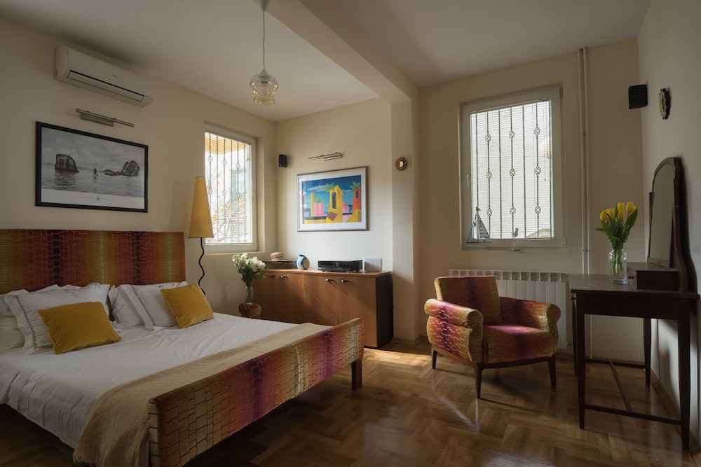 Apartment (Orange)