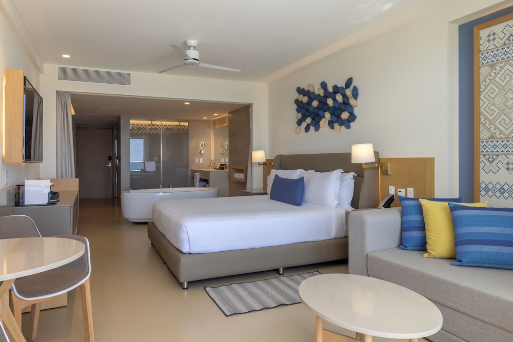 Luxury Junior Suite Ocean Front Terrace Jacuzzi - Photo 6