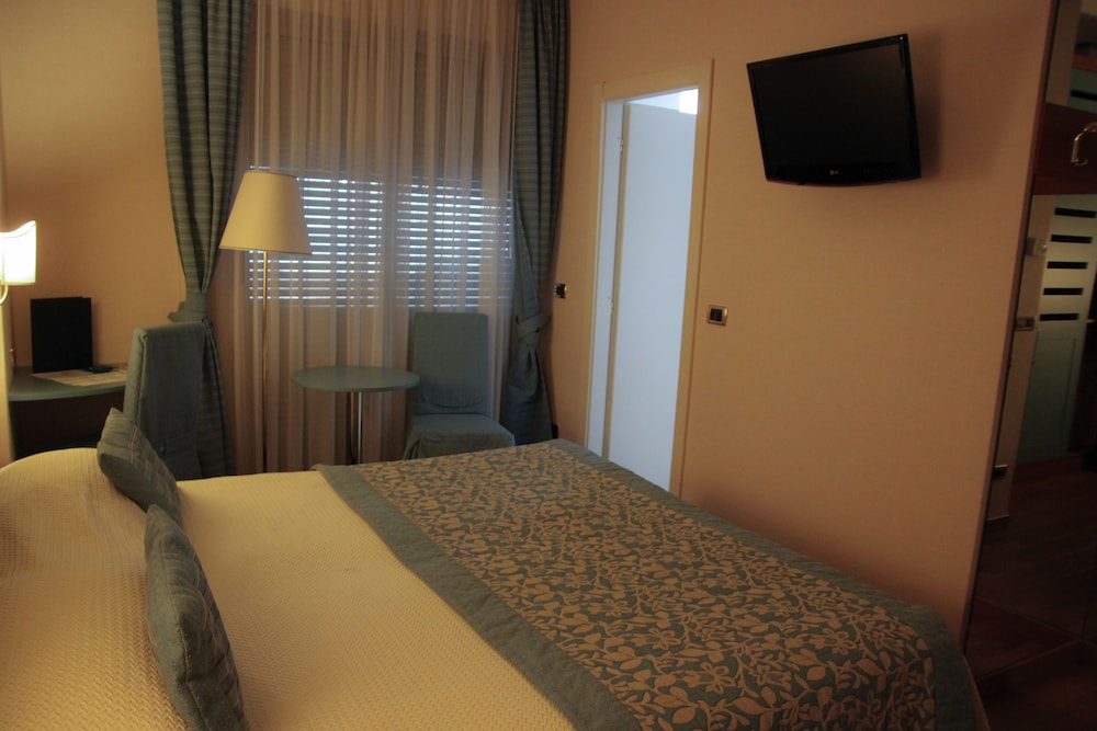 Superior Double Room Single Use, Partial Sea View photo 2