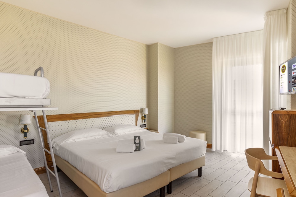 Standard Quadruple Room, Non Smoking, Beach View - Photo 2
