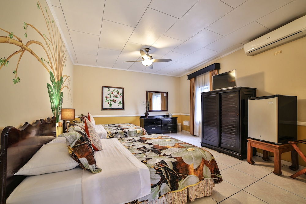 Superior Room, 2 Queen Beds - Photo 4