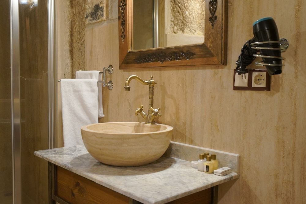 Superior Suite - Photo 8