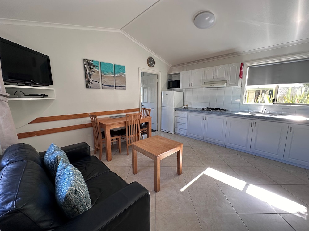 Deluxe Cabin, 2 Bedrooms, Kitchenette, Courtyard View (Deluxe Ensuite Cabin) photo 3