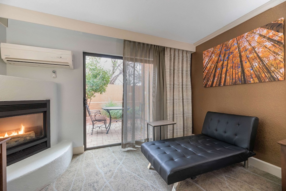 Suite 1 King Bed, Whirlpool Bath, Patio, Seating Area, Non-Smoking - Photo 2