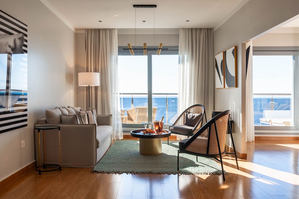 Suite - Photo 1