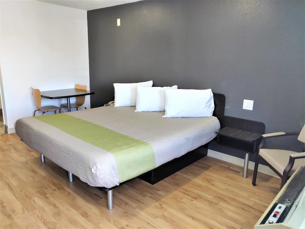 Deluxe Room, 1 King Bed, Non Smoking, Kitchenette photo 2