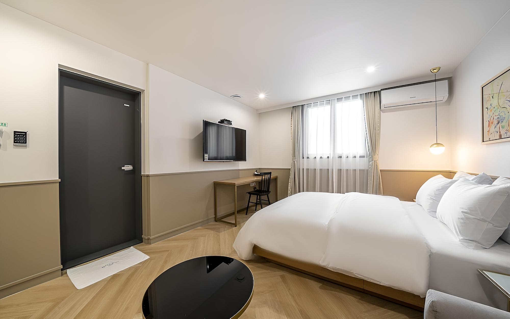 Room (Premium Double (With Styler Netflix A) - Photo 3