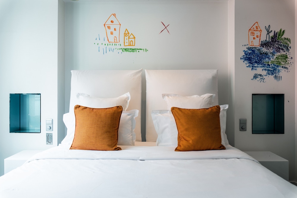 Deluxe Double or Twin Room, Courtyard View thumbnail 6