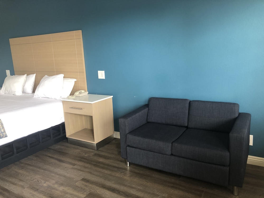 Deluxe Room, 1 King Bed (Second Floor Only) photo 2